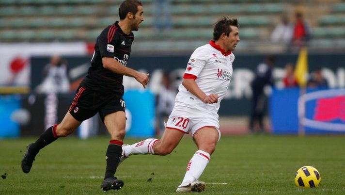 BARI, ITALY - NOVEMBER 07: Vitali Kutuzov (R) of Bari competes for the ball with Mathieu Flamini of Milan during the Serie A match between Bari and Milan at Stadio San Nicola on November 7, 2010 in Bari, Italy. (Photo by Maurizio Lagana/Getty Images) Ex Milan, Vitaly Kutuzov: “Ho lasciato per le scommesse…” - immagine 1