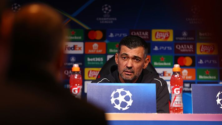 CAIRATE, ITALY - JANUARY 21: Sergio Conceicao Head coach of AC Milan looks on during the UEFA Champions League 2024/25 League Phase MD7 Press Conference at Milanello on January 21, 2025 in Cairate, Italy. (Photo by Giuseppe Cottini/AC Milan via Getty Images)  ORDINE, Conceicao da applausi contro le “fratture”… - immagine 1