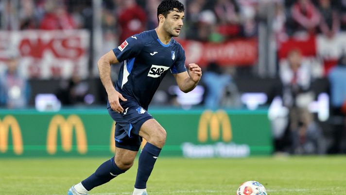 COLOGNE, GERMANY - FEBRUARY 21: Ozan Kabak of TSG 1899 Hoffenheim runs with the ball during the Bundesliga match between 1. FC Köln and TSG Hoffenheim at RheinEnergieStadion on February 21, 2026 in Cologne, Germany. (Photo by Christof Koepsel/Getty Images) Mercato Roma, possibile colpo dalla Bundesliga: piace Kabak dell’Hoffenheim - immagine 1