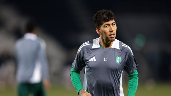 DOHA, QATAR - FEBRUARY 03: Roberto Firmino of Al-Ahli Saudi looks on as he warms up ahead of the AFC Champions League Elite match between Al-Sadd and Al-Ahli at Jassim bin Hamad Stadium on February 03, 2025 in Doha, Qatar. (Photo by Mohamed Farag/Getty Images) Qatar, super partita dell’Al-Sadd: vittoria per 3-8 e tripletta di Firmino - immagine 1