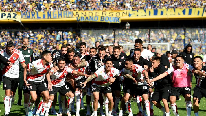 BUENOS AIRES, ARGENTINA - OCTOBER 01: Enzo Pérez (C) of River Plate celebrates with teammates after winning the match between Boca Juniors and River Plate as part of Copa de la Liga Profesional 2023 at Estadio Alberto J. Armando on October 01, 2023 in Buenos Aires, Argentina. (Photo by Marcelo Endelli/Getty Images) Superclasico appena vinto, il coro dei giocatori River sul campo: “Chi non salta è morto a Madrid” - immagine 1