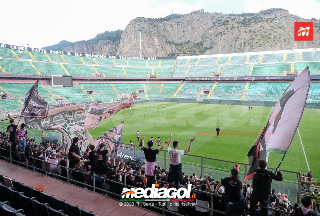 FOTO PALERMO, verso il Cagliari: la carica dei tifosi al “Barbera” (GALLERY) - immagine 6