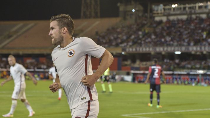 CAGLIARI, ITALY - AUGUST 28: Kevin Strootman of AS Roma celebrates after scoring a goal during the Serie A match between Cagliari Calcio and AS Roma at Stadio Sant'Elia on August 28, 2016 in Cagliari, Italy. (Photo by Luciano Rossi/AS Roma via Getty Images)