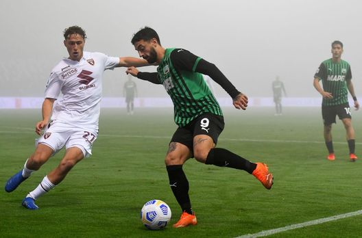REGGIO NELL'EMILIA, ITALY - OCTOBER 23: Francesco Caputo of US Sassuolo competes for the ball with Mergim Vojvoda of Torino FC during the Serie A match between US Sassuolo and Torino FC at Mapei Stadium - Città del Tricolore on October 23, 2020 in Reggio nell'Emilia, Italy. (Photo by Alessandro Sabattini/Getty Images) Vojvoda convince ancora: così il Torino ha riscoperto l’importanza dei cross- immagine 2