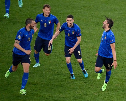 ROME, ITALY - JUNE 16: Manuel Locatelli of Italy celebrates with Leonardo Bonucci, ita18a after scoring their side's second goal during the UEFA Euro 2020 Championship Group A match between Italy and Switzerland at Olimpico Stadium on June 16, 2021 in Rome, Italy. (Photo by Riccardo Antimiani - Pool/UEFA via Getty Images) Euro2020, Italia-Svizzera 3-0: Berardi domina Rodriguez. Belotti 90′ in panchina- immagine 3