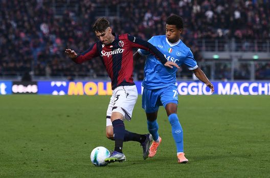 Juan Miranda, terzino sx fondamentale negli schemi di Italiano. (Photo by Alessandro Sabattini/Getty Images) I “Vitelloni” del Bologna e la loro marginalità: come i rossoblù hanno avuto il coraggio di arrivare in cielo- immagine 6