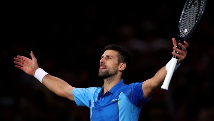 PARIS, FRANCE - NOVEMBER 03: Novak Djokovic of Serbia celebrates victory after his quarter final match against Holger Rune of Denmark during Day Five of the Rolex Paris Masters ATP Masters 1000 at Palais Omnisports de Bercy on November 03, 2023 in Paris, France. (Photo by Dean Mouhtaropoulos/Getty Images) Atp Parigi, Djokovic insegue un altro titolo: ecco da quanti mesi è imbattuto - immagine 1