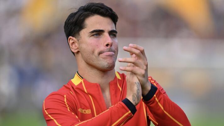 PARMA, ITALY - OCTOBER 04: Riccardo Sottil of Lecce applauds the fans after the team's victory in the Serie A match between Parma Calcio 1913 and US Lecce at Stadio Ennio Tardini on October 04, 2025 in Parma, Italy. (Photo by Alessandro Sabattini/Getty Images) Lecce, cosa filtra su Camarda, Stulic, Morente e c’è Sottil in pole: le ultimissime sulla formazione - immagine 1