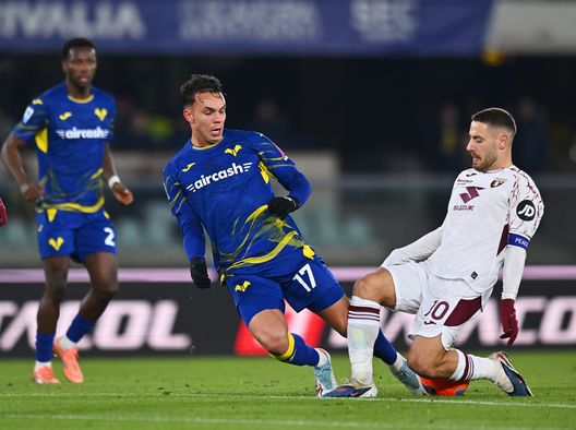 VERONA, ITALY - JANUARY 04: Nikola Vlasic of Torino is challenged by Giovane of Hellas Verona during the Serie A match between Hellas Verona FC and Torino FC at Stadio Marcantonio Bentegodi on January 04, 2026 in Verona, Italy. (Photo by Alessandro Sabattini/Getty Images) Calciomercato Serie A: Romagnoli non parte, Thorsby può lasciare il Genoa- immagine 3
