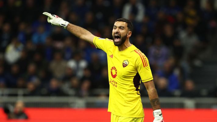MILAN, ITALY - OCTOBER 29: Rui Patricio of AS Roma gives the team instructions during the Serie A TIM match between FC Internazionale and AS Roma at Stadio Giuseppe Meazza on October 29, 2023 in Milan, Italy. (Photo by Marco Luzzani/Getty Images) Roma-Fiorentina, le pagelle dei quotidiani: Rui decisivo, Pellegrini ombre e fischi - immagine 1