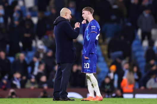Guardiola con Palmer. (Photo by Robbie Jay Barratt - AMA/Getty Images) Guardiola e Palmer, dopo il finale di Manchester City-Chelesa. Foto GettyImages