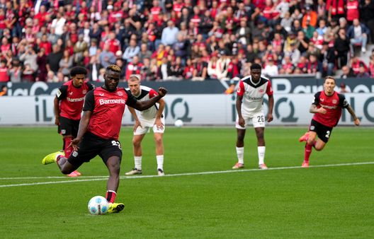 LEVERKUSEN, GERMANIA - 19 OTTOBRE: Victor Boniface del Bayer 04 Leverkusen sbaglia un rigore durante la partita di Bundesliga tra Bayer 04 Leverkusen ed Eintracht Frankfurt alla BayArena il 19 ottobre 2024 a Leverkusen, Germania. (Foto di Pau Barrena/Getty Images) Boniface, il retroscena shock: “Avevo già fatto le valigie per l’Arabia, poi è saltato tutto”- immagine 2