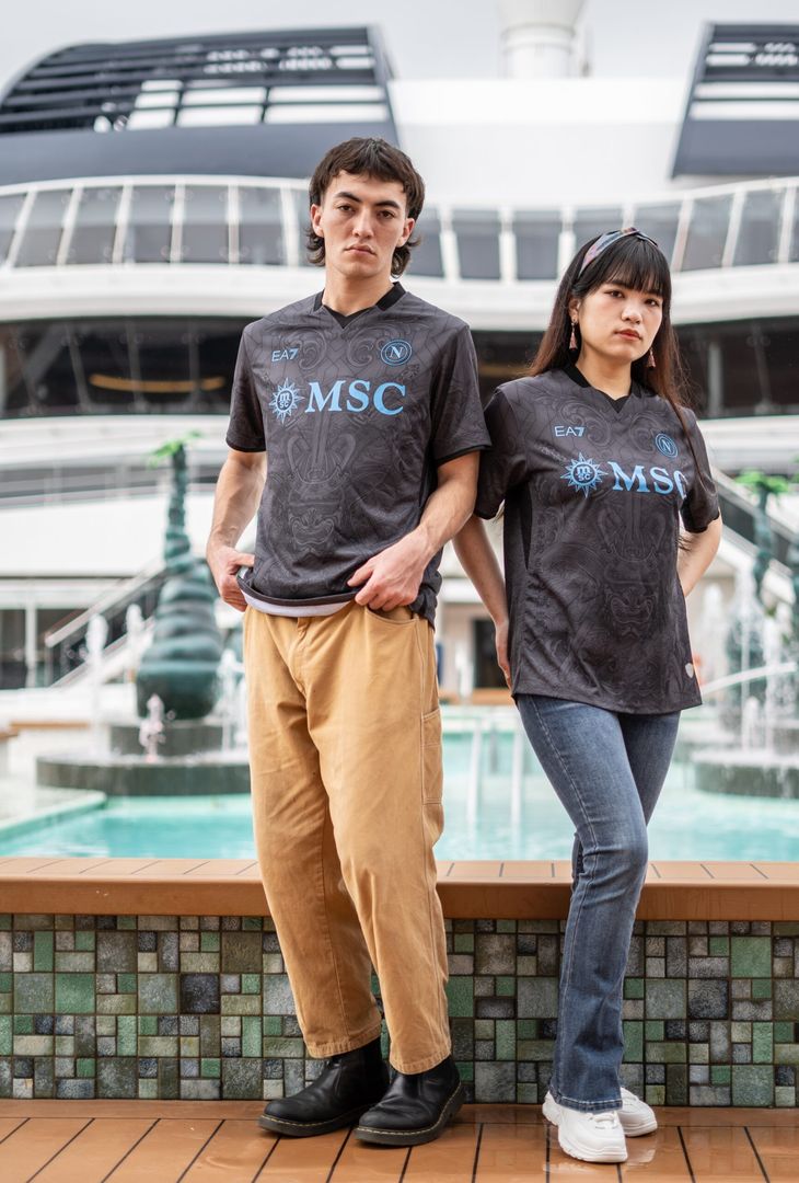 La terza maglia è ispirata dal gemellaggio del 1960 tra Napoli e la città di Kagoshima