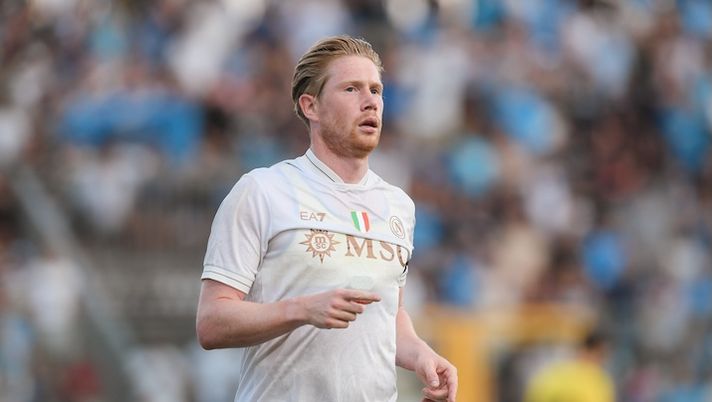 CASTEL DI SANGRO, ITALY - AUGUST 09: Kevin De Bruyne celebrating during the pre-season friendly match between Napoli and Girona at Stadio Teofilo Patini on August 09, 2025 in Castel di Sangro, Italy. (Photo by SSC NAPOLI/SSC NAPOLI via Getty Images) Napoli, 2-1 all’Olympiakos: da Politano, Lucca e De Bruyne al rientro di Buongiorno, i segnali - immagine 1
