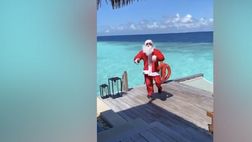 Evra, pazzia natalizia: al mare vestito da Babbo Natale