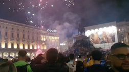 VIDEO FCIN1908 / Inter campione d’Italia, è iniziata la festa scudetto: fuori d’artificio in Duomo