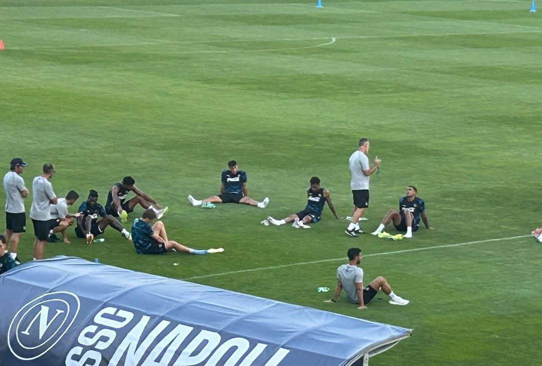 GALLERY Allenamento terminato ed ora momento stretching: calciatori sfiancati- immagine 1