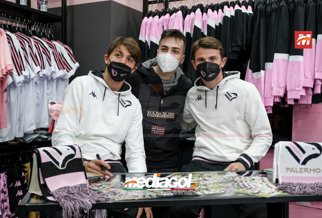 FOTO Palermo: Brunori e Soleri incontrano i tifosi allo Store Ufficiale. La gallery - immagine 8