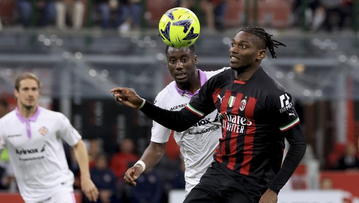 MILAN, ITALY - MAY 03: Rafael Leao of AC Milan in action during the Serie A match between AC Milan and US Cremonese at Stadio Giuseppe Meazza on May 03, 2023 in Milan, Italy. (Photo by Giuseppe Cottini/AC Milan via Getty Images) milan-cremonese-serie-a-2025-2026-storia-confronti-precedenti-1984-1996