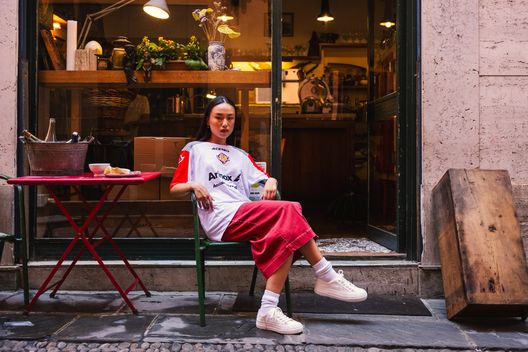 Cremonese, svelata la seconda maglia: bianca con richiami grigiorossi- immagine 3