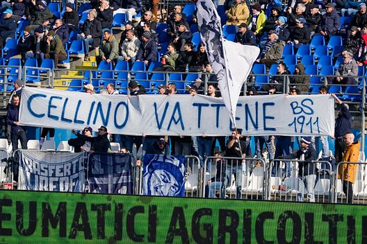 Tifosi del Brescia FC contro Massimo Cellino, presidente del Brescia FC, durante la partita Brescia FC contro Modena Fc 1912, Serie B, allo stadio Rigamonti l'11 febbraio 2023 Caos Serie B: dal 2002 ad oggi, quando la burocrazia riscrive le classifiche- immagine 2