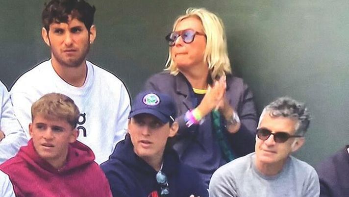 Cobolli lotta a Wimbledon, sugli spalti un ospite speciale: c’è Edoardo Bove – FOTO - immagine 1