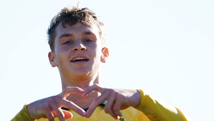 CARATE BRIANZA, ITALY - OCTOBER 26: Maximilian Ibrahimovic of Milan Futuro #11 celebrates after scoring his first goal during the match of serie D between Folgore Caratese and Milan Futuro at Sport Italia Village on October 26, 2025 in Carate Brianza, Italy. (Photo by Pier Marco Tacca/AC Milan via Getty Images) Milan, Ibrahimović convocato da Allegri ma si tratta di Maximilian, figlio di Zlatan - immagine 1