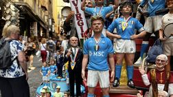 È già De Bruyne mania, arriva la statuina a San Gregorio Armeno – LA FOTOGALLERY