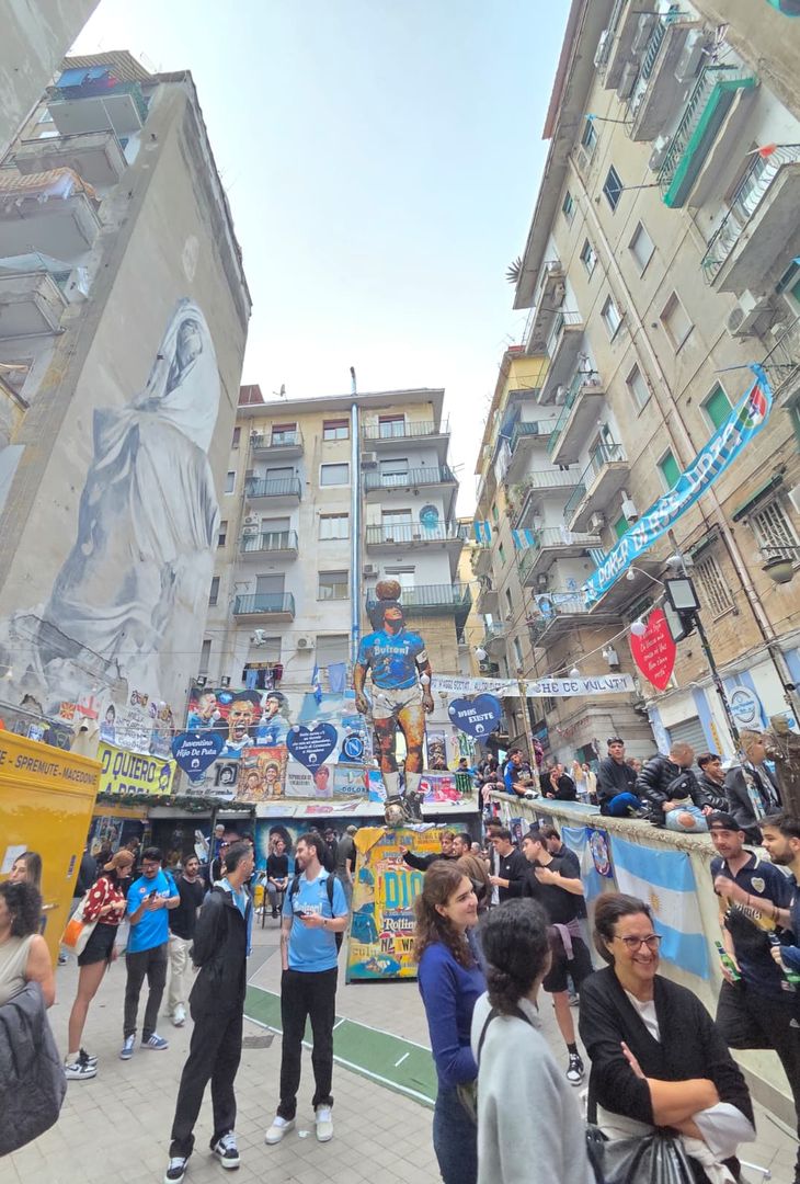 A Largo Maradona si celebra il 65° compleanno di Diego: i preparativi GALLERY - immagine 8