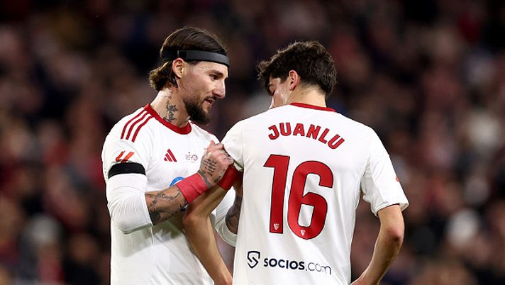 SIVIGLIA, SPAGNA - 24 GENNAIO: Nemanja Gudelj del Sevilla FC indossa la fascia da capitano a Juanlu Sanchez del Sevilla FC durante la partita LaLiga EA Sports tra il Sevilla FC e l'Athletic Club allo stadio Ramon Sanchez Pizjuan il 24 gennaio 2026 a Siviglia, Spagna. (Foto di Fran Santiago/Getty Images)
LaLiga, Siviglia-Atlético Madrid: dove vedere la partita in streaming gratis e diretta TV - immagine 1