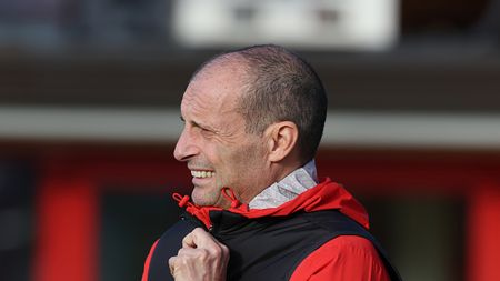 Conte Allegri sosta-conte-allena-da-remoto-allegri-no-sul-campo-a-milanello