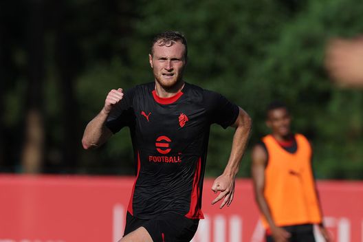 CAIRATE, ITALY - JULY 16: Tommaso Pobega of AC Milan in action during at AC Milan training session at Milanello sports center at Milanello on July 16, 2025 in Cairate, Italy. (Photo by Claudio Villa/AC Milan via Getty Images)  milan-convocati-tournee-2025-asia-australia-pobega-okafor-allegri