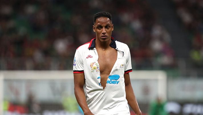 MILAN, ITALY - MAY 11: Yerry Mina of Cagliari Calcio looks on with a ripped shirt during the Serie A TIM match between AC Milan and Cagliari at Stadio Giuseppe Meazza on May 11, 2024 in Milan, Italy. (Photo by Marco Luzzani/Getty Images)  Cagliari a San Siro senza Mina: Rog avversario di Gattuso a Zagabria - immagine 1