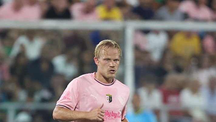 PALERMO, ITALY - AUGUST 09: Joel Pohjanpalo of Palermo FC during Pre-Season Friendly match between Palermo FC and Machester City FC at Stadio Renzo Barbera on August 09, 2025 in Palermo, Italy. (Photo by Maurizio Lagana/Getty Images) Giornale di Sicilia: “Pohjanpalo: «Amo Palermo, i miei gol per sognare»” - immagine 1