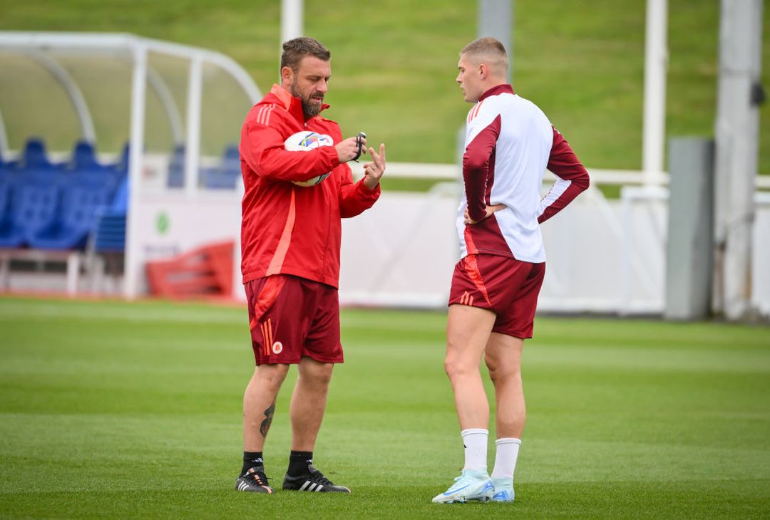 Ritiro Roma, Dovbyk scalda i motori: le indicazioni di De Rossi – FOTO GALLERY - immagine 11