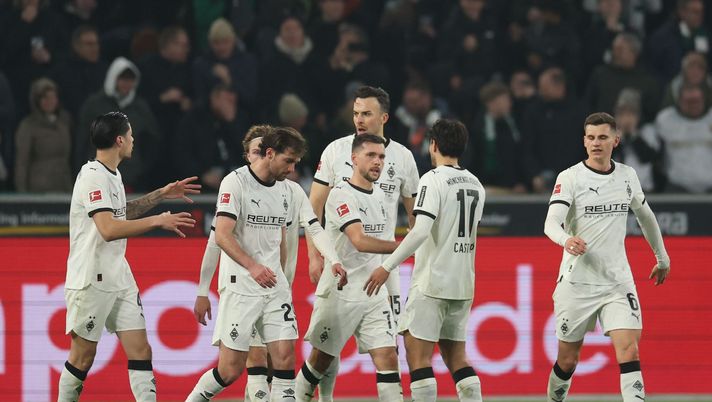 MOENCHENGLADBACH, GERMANY - MARCH 13: Kevin Stöger of Monchengladbach celebrates scoring his team's first goal with Jens Castrop and team mates during the Bundesliga match between Borussia Mönchengladbach and FC St. Pauli at Borussia-Park on March 13, 2026 in Moenchengladbach, Germany. (Photo by Dean Mouhtaropoulos/Getty Images) Colonia-Gladbach: probabili formazioni e diretta live del match di Bundesliga - immagine 1