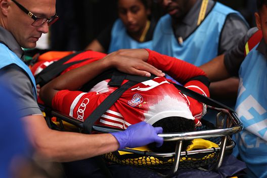 ATLANTA, GEORGIA - 05 LUGLIO: Jamal Musiala #42 dell'FC Bayern Munchen viene portato fuori dal campo dallo staff medico in seguito a un infortunio durante la partita dei quarti di finale della Coppa del Mondo per Club FIFA 2025 tra Paris Saint-Germain e FC Bayern München al Mercedes-Benz Stadium il 05 luglio 2025 ad Atlanta, Georgia. (Foto di Kevin C. Cox/Getty Images) Bayern Monaco, il comunicato ufficiale sulle condizioni di Musiala: c’è frattura- immagine 2