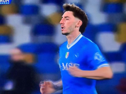 Gilmour torna in campo in Napoli-Roma dopo il lungo infortunio: minuti preziosi e qualità ritrovata a centrocampo. FINALE! Napoli-Roma 2-2: Spinazzola + Santos per gli azzurri. Parità al Maradona - immagine 3