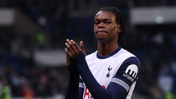 SINSHEIM, GERMANY - JANUARY 23: Callum Olusesi of Tottenham Hotspur acknowledges the fans after the UEFA Europa League 2024/25 League Phase MD7 match between TSG 1899 Hoffenheim and Tottenham Hotspur at Rhein-Neckar-Arena on January 23, 2025 in Sinsheim, Germany. (Photo by Alex Grimm/Getty Images) Calciomercato Torino, in arrivo Olusesi dal Tottenham: ecco dove giocherà - immagine 1