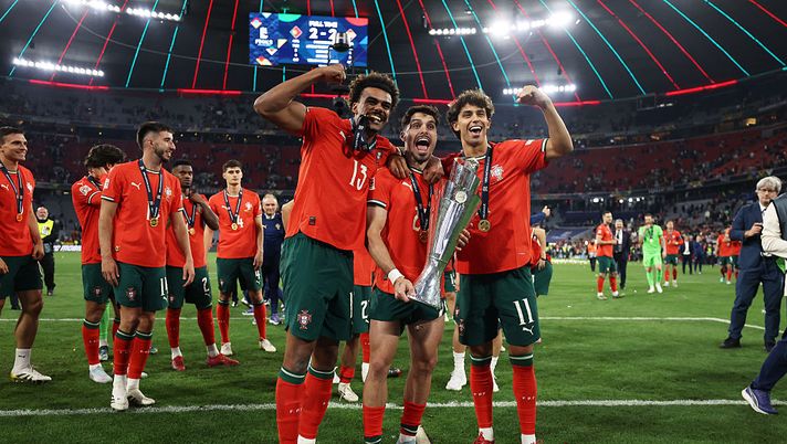 MUNICH, GERMANY - JUNE 08: Renato Veiga, Pedro Neto and Joao Felix of Portugal pose for a photograph with the UEFA Nations League trophy after his team's victory in the UEFA Nations League 2025 final match between Portugal and Spain at Munich Football Arena on June 08, 2025 in Munich, Germany. (Photo by Lars Baron/Getty Images)  joao-felix-mondiale-portogallo-dichiarazioni-milan-chelsea-benfica-miami-summit-nazionale