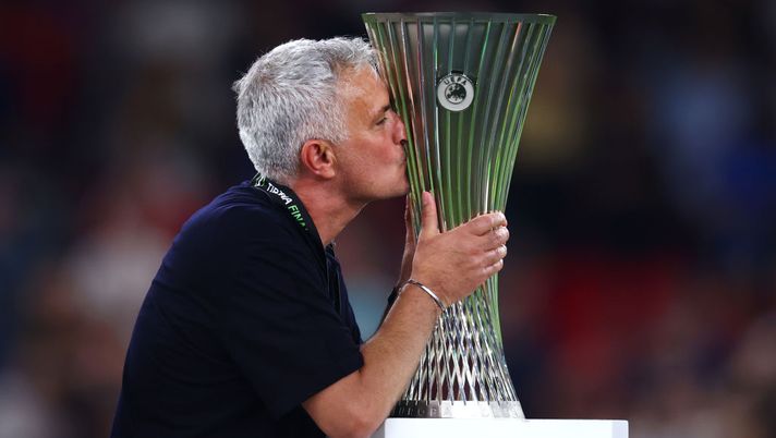 TIRANA, ALBANIA - MAY 25: Jose Mourinho, Manager of AS Roma celebrates with the trophy after the full-time whistle during the UEFA Conference League final match between AS Roma and Feyenoord at Arena Kombetare on May 25, 2022 in Tirana, Albania. (Photo by Alex Pantling/Getty Images) La Roma ricorda la vittoria della Conference: “Emozioni senza tempo” - immagine 1