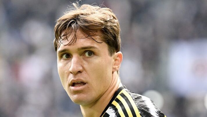 TURIN, ITALY - MARCH 17: Federico Chiesa of Juventus looks on during the Serie A TIM match between Juventus and Genoa CFC at Allianz Stadium on March 17, 2024 in Turin, Italy. (Photo by Daniele Badolato - Juventus FC/Juventus FC via Getty Images) Chiesa via dalla Juve? Parla Bonucci: “Deve fare un esame interiore e capire…” - immagine 1