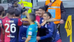 VIDEO Clamoroso all’Allianz Stadium, un oggetto colpisce un calciatore del Cagliari