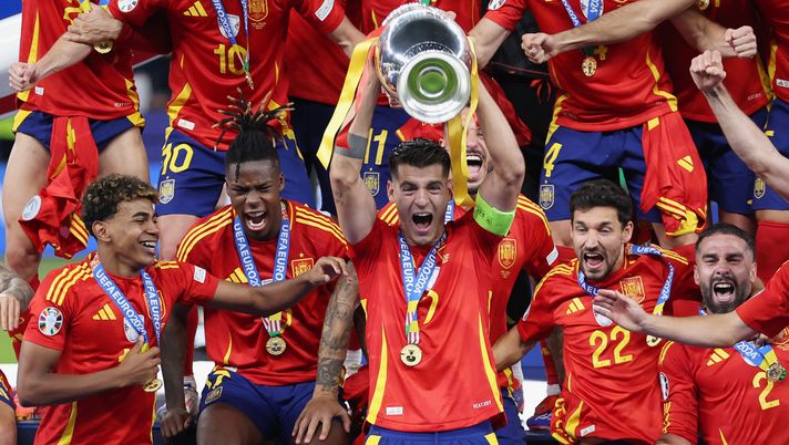 BERLIN, GERMANY - JULY 14: Alvaro Morata of Spain lifts the UEFA Euro 2024 Henri Delaunay Trophy after his team's victory during the UEFA EURO 2024 final match between Spain and England at Olympiastadion on July 14, 2024 in Berlin, Germany. (Photo by Lars Baron/Getty Images) Europeo archiviato: ora è tempo di calciomercato - immagine 1