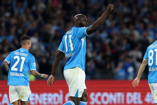 NAPLES, ITALY - MAY 11: Romelu Lukaku of Napoli celebrates after scoring his side's first goal during the Serie A match between Napoli and Genoa at Stadio Diego Armando Maradona on May 11, 2025 in Naples, Italy. (Photo by Francesco Pecoraro/Getty Images)