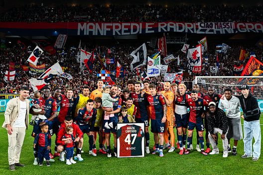 I giocatori del Genoa festeggiano il compagno di squadra Milan Badelj, che lascerà il club, dopo la partita di Serie A tra Genoa e Atalanta allo Stadio Luigi Ferraris il 17 maggio 2025 a Genova Serie A 2025/26: dal Napoli alla Cremonese, le 20 squadre della massima serie- immagine 7
