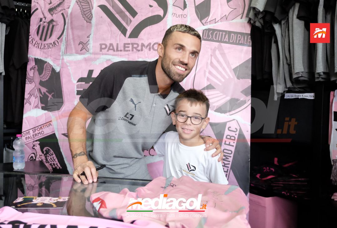 FOTO PALERMO: Federico Di Francesco scatta selfie con i tifosi allo store (GALLERY) - immagine 58