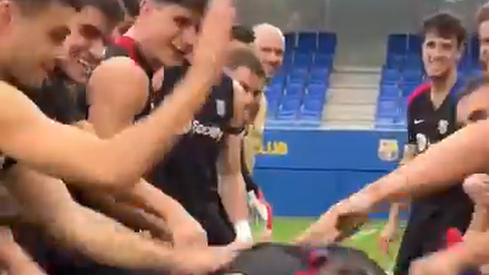 Gavi torna ad allenarsi con i compagni di squadra del Barcellona dopo un lungo stop. (Fonte Account X FC Barcelona)