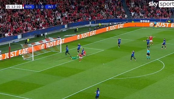 Benfica-Inter, moviola CdS: “Treimanis da 5: quanti errori, salvato dal VAR”- immagine 3