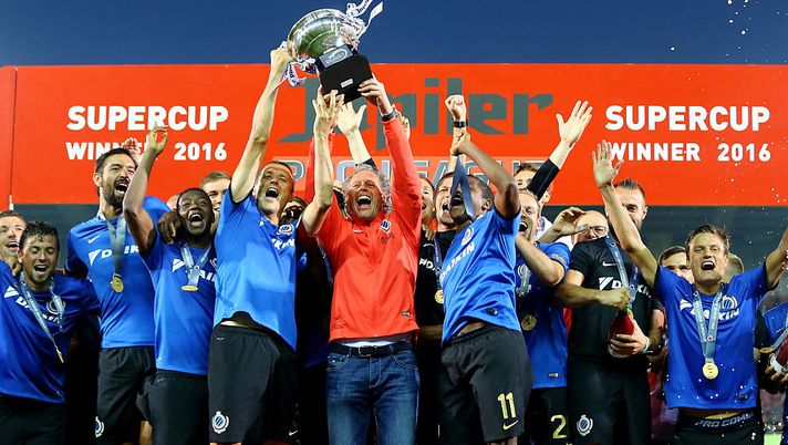 BRUGGE, BELGIUM - JULY 23: (L-R) Timmy Simons and head coach Michel Preud'homme of Brugge lift the trophy after winning 2-1 the Supercup match between Club Brugge and Standrad Liege at Jan-Breydel-Stadium on July 23, 2016 in Brugge, Belgium. (Photo by Christof Koepsel/Getty Images) Mechelen-Club Bruges: chi ha vinto di più in Belgio ed in Europa? - immagine 1